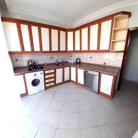 Fethiye Merkezde Ferah Ve Balkonlu 2+1 Daire Apartamento Fethiye