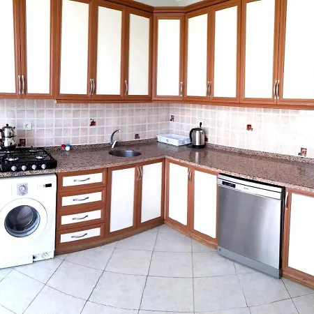 Fethiye Merkezde Ferah Ve Balkonlu 2+1 Daire Apartament